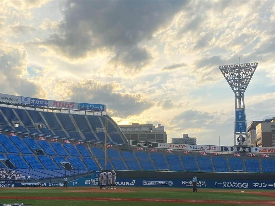 黒澤詩音のインスタグラム：「#高校野球ダイジェスト ⚾️  番組MC、６年目の夏も駆け抜けました！ 地元神奈川での熱い、暑い夏。 今年も沢山の熱い試合、球児の皆さんとの出会いがありました。  取材にご協力いただいた皆様に心よりの感謝申し上げます。  そして毎夏この番組を楽しみにしていただいている 皆様に感謝の気持ちでいっぱいです！  #横浜高校 が連覇。  決勝後のインタビューでは、限られた時間の中でさまざまな想いを選手、監督の皆さんから伺い 甲子園での活躍により一層の期待に心が躍ります。  横浜高校の村田監督には、今年も番組に生電話でもご出演いただき甲子園への意気込みをお聞かせいただきました。  決勝戦の、 #東海大相模 との試合での迫力あるプレー、選手たちの涙。そして笑顔。 そして参加したすべての高校球児たちの夏にかける想い。 かけがえのない、キラリと光る瞬間の連続でした。  この夏も。  球児の皆さん。 熱い感動をありがとう❗️  #高校野球ダイジェスト #甲子園 #神奈川 #高校野球 #野球 #スポーツ」