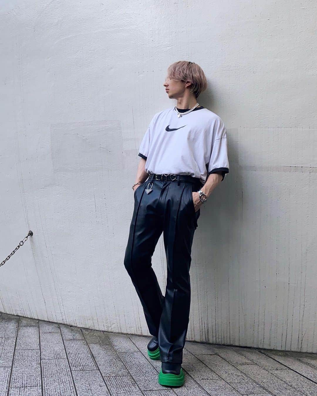 DJ FUMIのインスタグラム：「夏のレザーパンツ死ぬ」