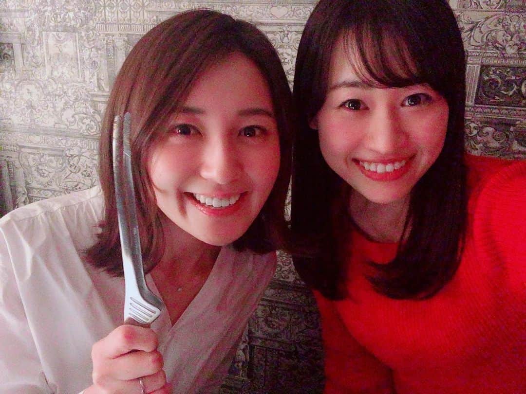 松原朋美のインスタグラム：「懐かしい写真を公開😆  元日本テレビアナウンサーで、今はフリーで活躍している 久野静香アナ😋  大学の同級生で7月17日の大とくさんで夢の共演❣️かと思いきや、私がリモート出演になってしまいスタジオでの共演は叶わず…😭  1枚目の写真は2019年かな？ 2枚目の写真は大学生のとき。  本当はランチに行く約束もしていたのでそれもまたリベンジしたい💜  大学の同級生と共演するって 本当に不思議な気持ち…🥹 （リモート共演だったけど笑）  #久野静香#アナウンサー #中京テレビ#大とくさん #松原朋美」