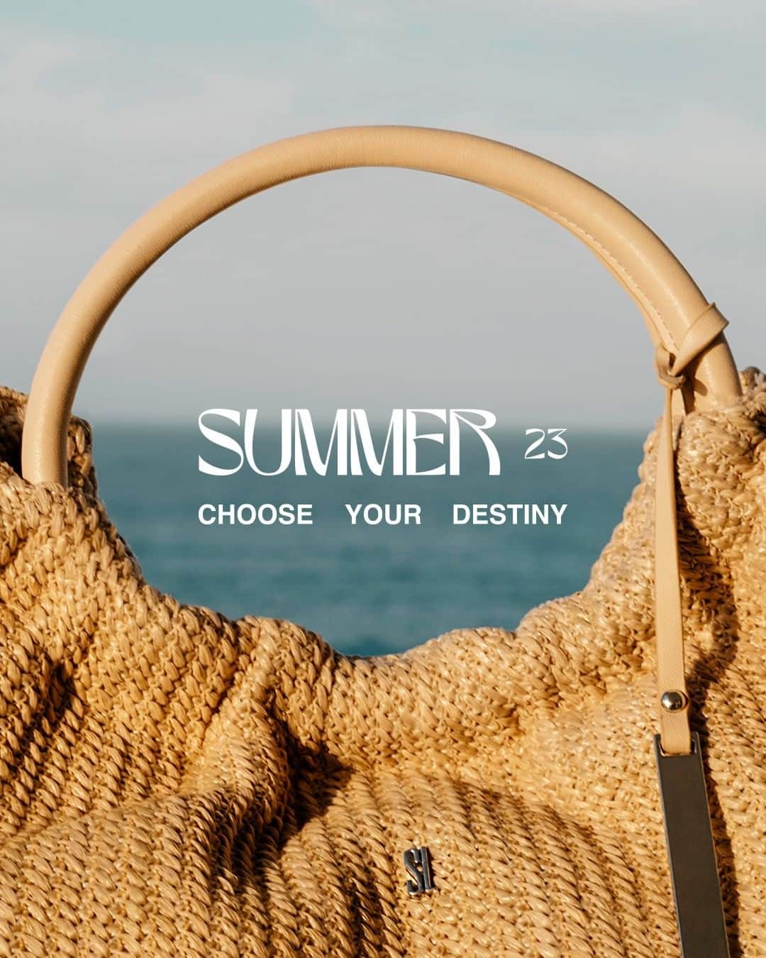 Santa Lollaのインスタグラム：「CHOOSE YOUR DESTINY I Explorando o sensorial e o inusitado, a nova campanha SUMMER 23 fala sobre descobrir diferentes perspectivas e em meio disso tudo, se encontrar. [ 0453.39C1.0012.00EE I R$399,90 ] #santalolla #santalollaverao23 #SLhandbags」
