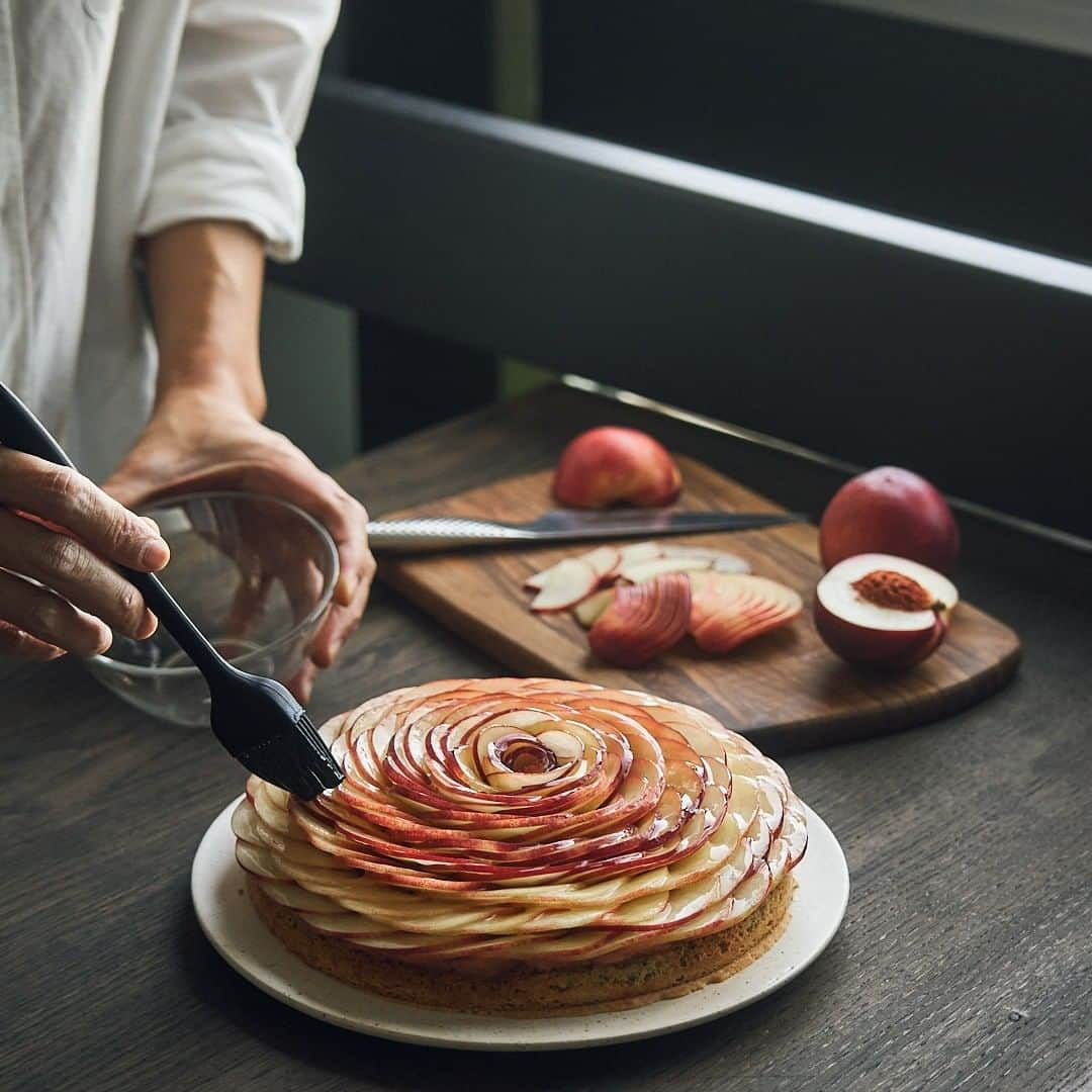 EMOJOIE CUISINEさんのインスタグラム写真 - (EMOJOIE CUISINEInstagram)「A lot of summer fruits have been sold at the Marche in Paris.  Among them, today I use nectarine to make a tart. A tart with the scent of black tea and plenty of nectarine slices on the crème d'amande.  The tart dough is a quick tart dough from my recipe book. This tart dough is very easy to make.  But it may be difficult to slice nectarines thinly with a knife🙄  Video and recipe will be coming soon！  パリのマルシェでは夏のフルーツがたくさん並び始めました。 その中でも今日はネクタリンを使ってタルトに クレームダマンドに紅茶の香りをつけてネクタリンのスライスをたっぷりとのせたタルトです。  タルト生地は僕のレシピ本にもあるクイックタルト生地でとっても簡単に作れますよ〜  でもネクタリンを薄〜く包丁でスライスするのは難しいかも🙄  動画とレシピは近日中に公開します！  • • • #pastry  #pastrylife #pastryart #dessert #dessertstagram #baker #bake #foodstagram #instabake #baking #beautifulcuisines #instafood #foodpics #クッキンググラム #デリスタグラマー #フーディーテーブル  #お菓子作り #お菓子部 #おうちカフェ #手作りスイーツ #手作りケーキ #パティシエカメラ部   #タルト #桃 #ネクタリン #tart #nectarine #peach」7月28日 21時58分 - emojoiecuisine