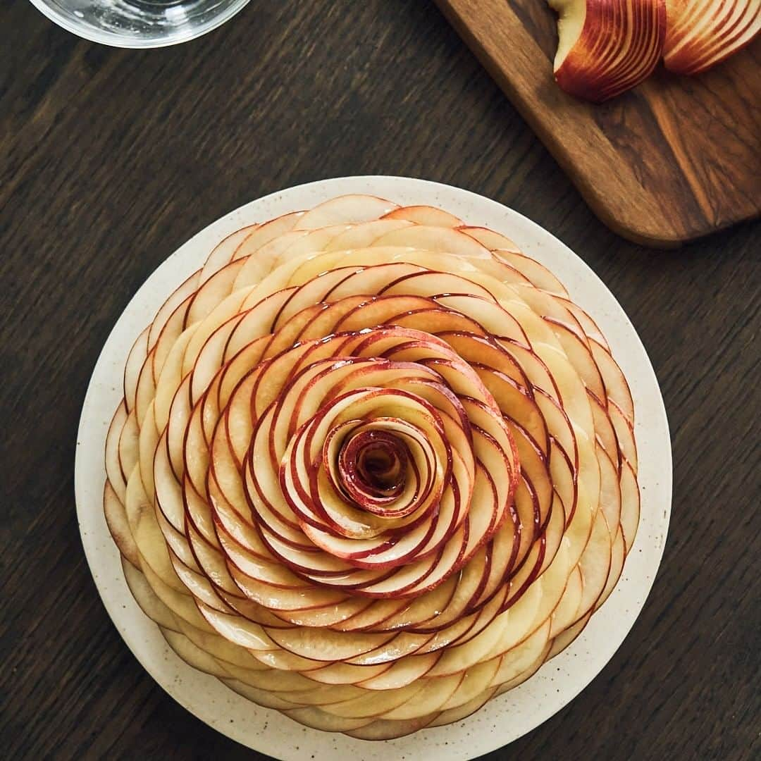 EMOJOIE CUISINEさんのインスタグラム写真 - (EMOJOIE CUISINEInstagram)「A lot of summer fruits have been sold at the Marche in Paris.  Among them, today I use nectarine to make a tart. A tart with the scent of black tea and plenty of nectarine slices on the crème d'amande.  The tart dough is a quick tart dough from my recipe book. This tart dough is very easy to make.  But it may be difficult to slice nectarines thinly with a knife🙄  Video and recipe will be coming soon！  パリのマルシェでは夏のフルーツがたくさん並び始めました。 その中でも今日はネクタリンを使ってタルトに クレームダマンドに紅茶の香りをつけてネクタリンのスライスをたっぷりとのせたタルトです。  タルト生地は僕のレシピ本にもあるクイックタルト生地でとっても簡単に作れますよ〜  でもネクタリンを薄〜く包丁でスライスするのは難しいかも🙄  動画とレシピは近日中に公開します！  • • • #pastry  #pastrylife #pastryart #dessert #dessertstagram #baker #bake #foodstagram #instabake #baking #beautifulcuisines #instafood #foodpics #クッキンググラム #デリスタグラマー #フーディーテーブル  #お菓子作り #お菓子部 #おうちカフェ #手作りスイーツ #手作りケーキ #パティシエカメラ部   #タルト #桃 #ネクタリン #tart #nectarine #peach」7月28日 21時58分 - emojoiecuisine