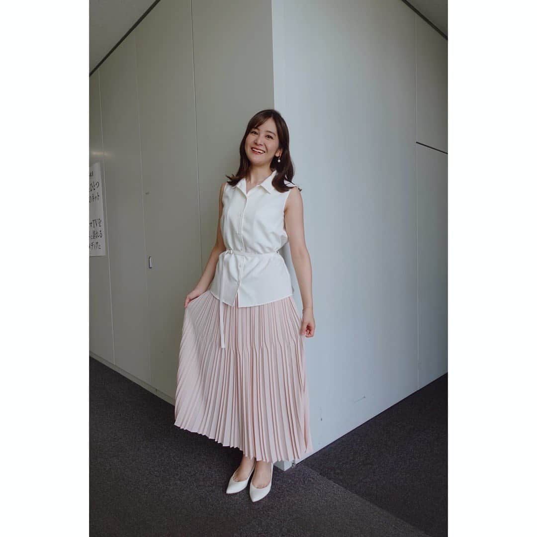 のインスタグラム：「. #ワイドスクランブル　衣装👗 ブラウス・スカート @soeju_official イヤリング @_melee_jewelry ブレスレット @marina_hma . 夏バテしそうな時は麺類に限ります🍜 .  #衣装#アナウンサー#テレビ朝日#ワイドスクランブル#ブラウス#スカート#ワンピース#アクセサリー#夏コーデ#ootd#fashion#아나운서 #장마#오오티디#코데##데일리룩#패션#코디스타그램#ラーメン」