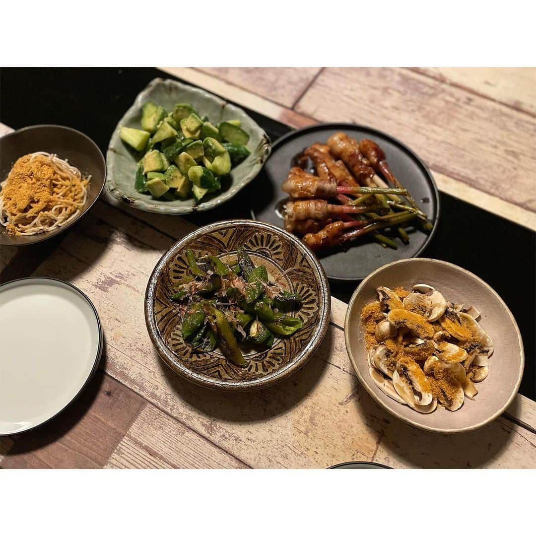 佐倉真衣さんのインスタグラム写真 - (佐倉真衣Instagram)「先日の夜ごはん🌝  ＊谷中生姜の肉巻き ＊万願寺とうがらしの五香粉焼き ＊きゅうりアボカドのサラダ ＊からすみマッシュルーム（お昼の残りでからすみ蕎麦）  ほとんどの食材を見切り品で🛒 色味は地味だけれども。 主婦としてささやかな達成感あるー✌️  #dinner #food #おうちごはん #まいご飯」7月28日 22時40分 - maitanaka20