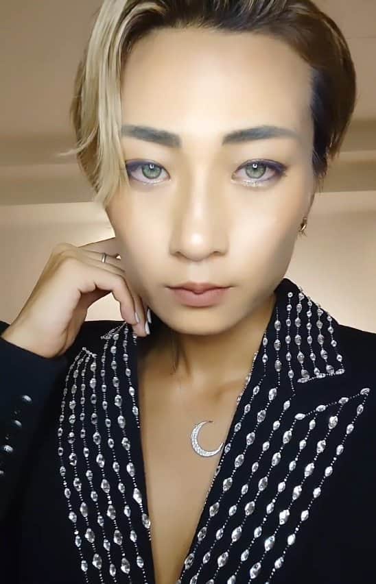 REGSTYLEのインスタグラム：「🤍🤍🤍🤍 New @givenchy 🐺💙 🌙@lk_salon_private   night night💭🌹」