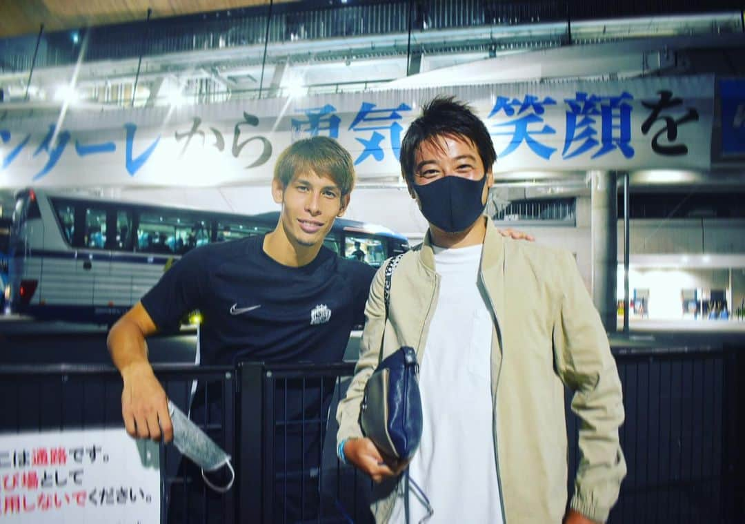 小松正英さんのインスタグラム写真 - (小松正英Instagram)「. E-1サッカー選手権 4大会ぶりの優勝を果たした日本代表🇯🇵  3発快勝した韓国戦で 完璧なヘディングゴールを叩き込んだ佐々木 翔 選手。  実は高校時代の先輩です！  神奈川県立城山高校サッカー部の1つ上の先輩で、 当時からずっと憧れの存在です。  2度の大ケガで選手生命の危ぶまれた時もありながら 代表選手としてピッチに立ち、活躍する姿。 後輩として感慨深いものがあります。  いつか「翔さん」の名前を実況出来るように、 改めて頑張ろうと思えました！  代表でのゴール痺れました！ そしてE-1選手権優勝おめでとうございます👏🏿！！ . . . #佐々木翔 #日本代表 #サンフレッチェ広島 #先輩 #城山高校 #E1選手権」7月28日 23時20分 - masa_fb.ank