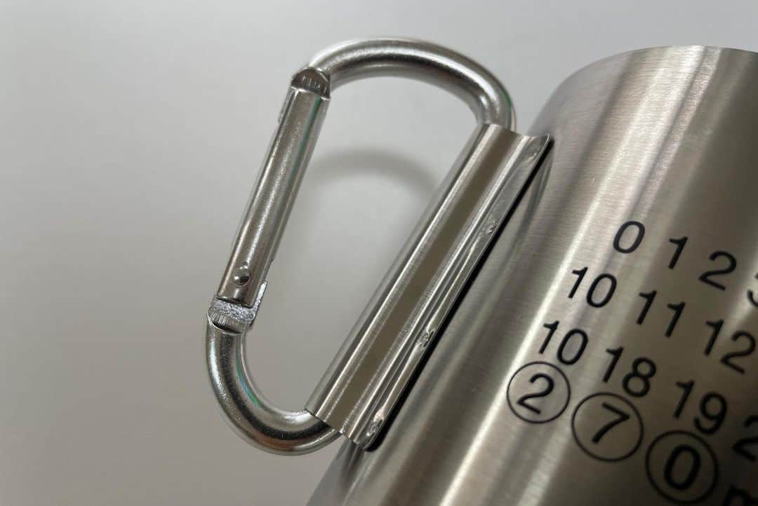 セカンドラボさんのインスタグラム写真 - (セカンドラボInstagram)「【CARABINER NUMBER MUG】 アウトドアシーンで活躍すること間違いなし！ カラビナ付きのステンレスマグカップ。 カレンダー風のナンバリングに内容量の270mlをプリント。 ギフトにもオススメです。 http://secondlab.us #sneakers #kicks #secondlab  #rug #interior #smile #faniture #home #decor #living #products #lifestyle  #japanmade #cushion #madeinjapan #ラグ #アウトドア ＃outdoor」7月29日 9時19分 - secondlab_official