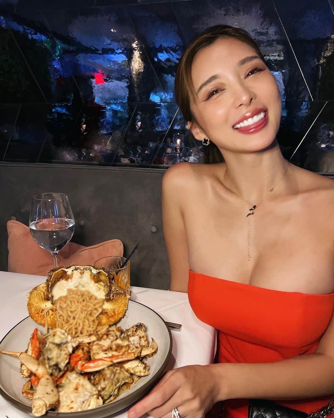のインスタグラム：「"Crustacean" Vietnam fusion restaurant in Beverly Hills. The name said it all, all about seafoods. The crab with garlic noodle was the best!! Never tasted before but really love it. It's my first time here, but definitely not the last!! My recommendation 📌Crab with garlic noodle 📌Calamari with black pepper  前回からずっと狙ってたCrustaceanへ！ 意味は甲殻類🦐🦞🦀 その名の通り海鮮料理のアジアンテイストの料理。 ギリシャで食べたカラマリが一番美味しいと思ってたけどそれと争うくらい美味しいカラマリに出会えた🥺カニとガーリック麺の組み合わせも新しすぎて最高に美味しかった🫶 Mr chowに引き続きビバリーヒルズでオススメレストラン🦀  #crustacean #crustaceanbeverlyhills #beverlyhills #vietnamfood #laeats #losangeles #ビバリーヒルズ #ロサンゼルス #LAレストラン #ベトナム料理」