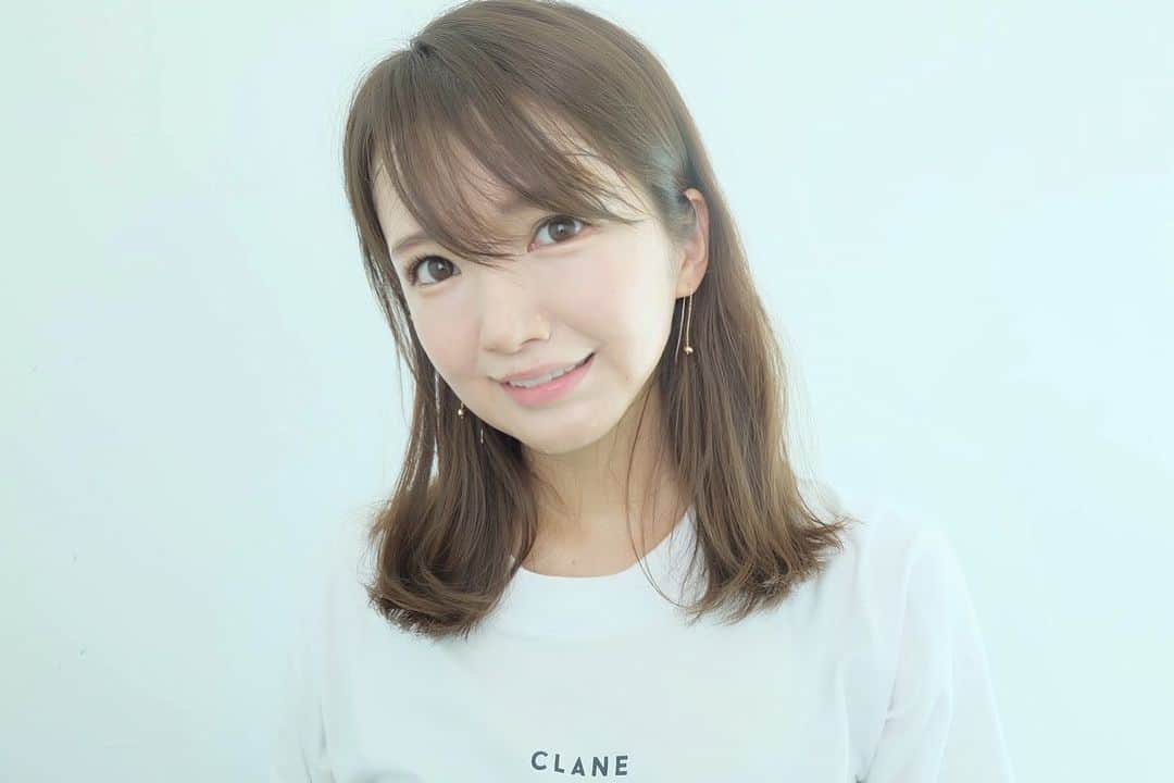 内山絵里加のインスタグラム：「・ ・ 番組でもお世話になっている 浜松市のamulet（アミュレット）さん の素敵なジュエリー紹介💎 ・ ▶︎マカロン型ピアス K18イエローゴールドのアズキチェーンに マカロン型のK18イエローゴールドがついた チェーンピアス。 縦長のフォルムでお顔回りもスッキリ！ 髪をかきあげたり、振り向いたり 動くたびにキラキラ煌めき 気品ある華やかな横顔を演出してくれます。 後ろから揺れて見える金のバーも素敵♩ キャッチを使わず着けれるチェーンピアスなので 装着も簡単です。 カジュアルにもフォーマルにも◎ 何気ない日常に輝きをくれる 1つあると頼もしい ジュエリーです👱🏻‍♀️ ・ 【お知らせ】 ただいま、アミュレットさんとの コラボ商品を開発中です🤍 お求めやすく、かつ素敵なものを目指しています！ 乞うご期待です𓂃 𓈒𓏸◌‬ ・ #浜松市 #ジュエリー #アミュレット #amulet #18k  #ゴールド #金 #ピアス #マカロンピアス」