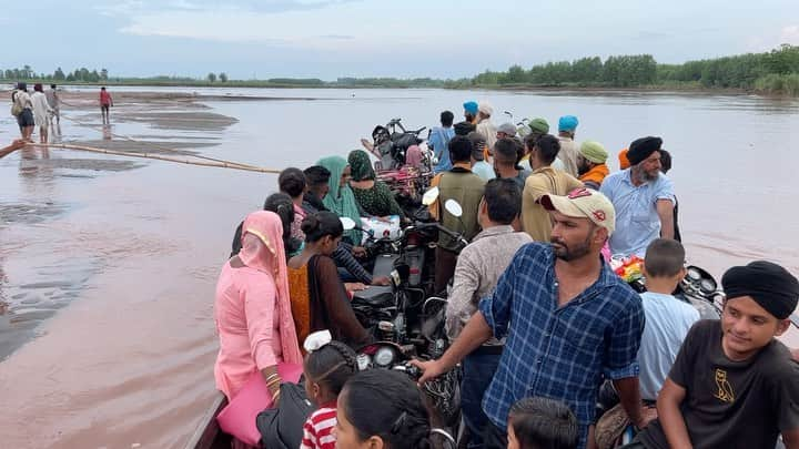 National Geographic Creativeのインスタグラム：「Video by @khandelwal_saumya | On assignment for @natgeo We have been taking this boat for the past week to cross the Ravi & Ujh rivers in India’s Punjab. Ferrying the boat is a community act here. While the boatman and his helper take the lead, the passengers obediently follow their orders.   After a sudden fall in the water levels, the boat was stuck in the sand. A handful of people volunteered to pull the ropes and get the boat out of its predicament. And another couple of hands rowed an oar to facilitate direction.  #rivers #punjab #india」