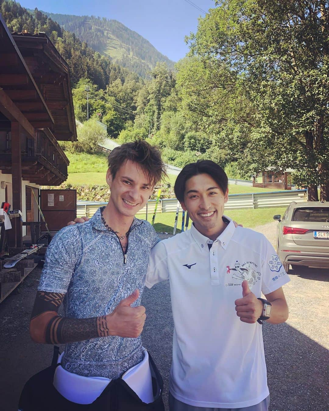 清水礼留飛さんのインスタグラム写真 - (清水礼留飛Instagram)「We did training in Stams austria🇦🇹 I'm glad see you manuel fettner😆 Very excited for your jumps last winter💪 Today also looks perfect🙈 Thank you for take a photo with me✌️  #雪印メグミルク #雪印メグミルクスキー部 #スキージャンプ #オリンピック銀メダリスト #megmilksnowbrand #megmilksnowbrandskiteam #manuelfettner #stams #austria」7月29日 2時37分 - rerushimi_airlines