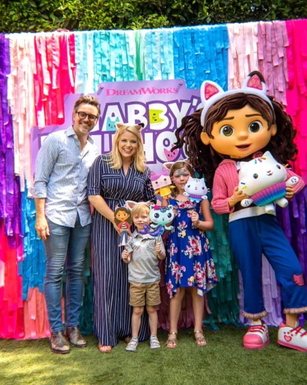 メーガン・ヒルティのインスタグラム：「SO happy yo be a part of the Dreamworks family so that we can attend celebrations like this! In honor of #GabbysDollhouse dropping new episodes this week, we got to party with Gabby, get our faces painted, play with toys and make cookies, cupcakes & flower crowns! Thank you @dreamworks & @netflix for such a fun time! We’re so excited for the new episodes! ✨」