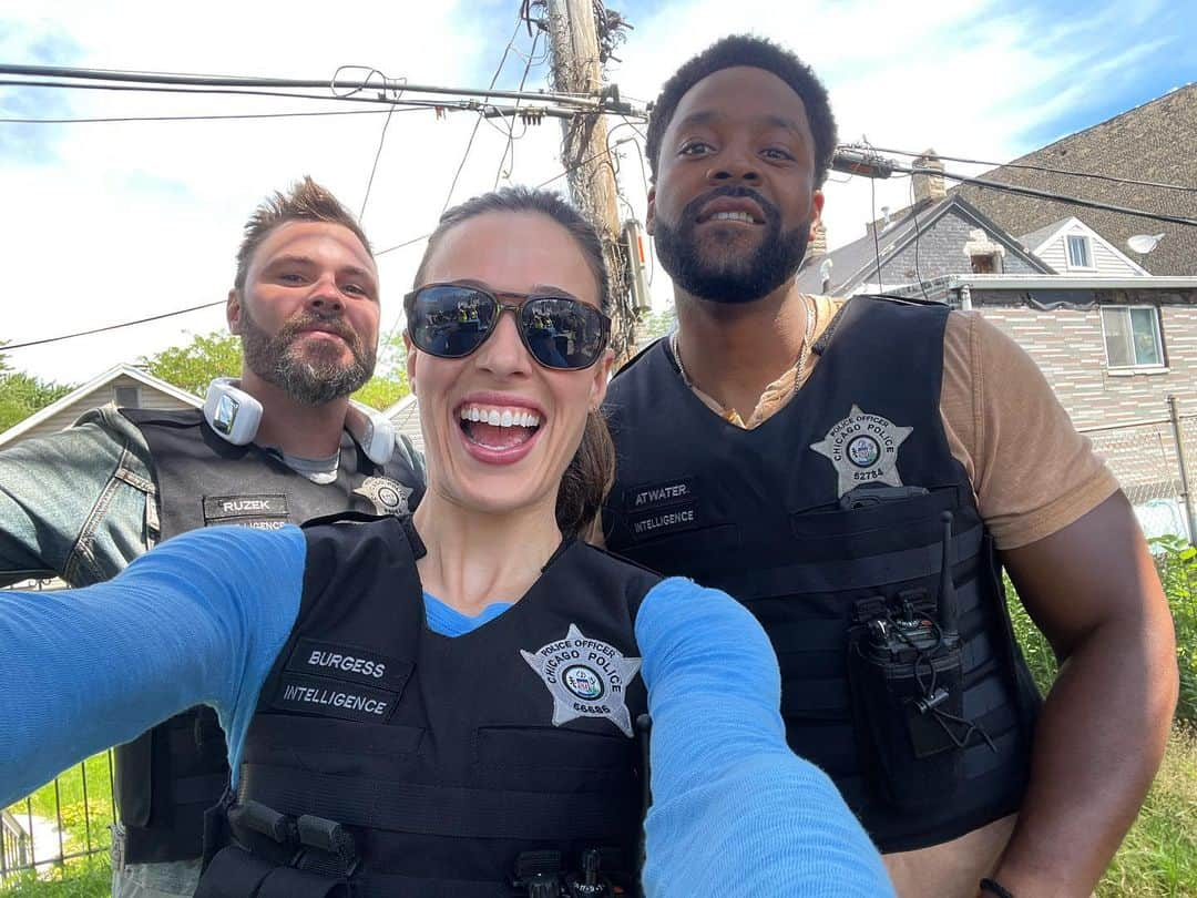 マリーナ・スコーシアーティさんのインスタグラム写真 - (マリーナ・スコーシアーティInstagram)「I'm okay, guys. I found my crew. Whew! #firstdayback #chicagoPD #triplethreat #onechicago #chihards #laroycehawkins #paddyflueger #burzek」7月29日 3時25分 - marinasqu