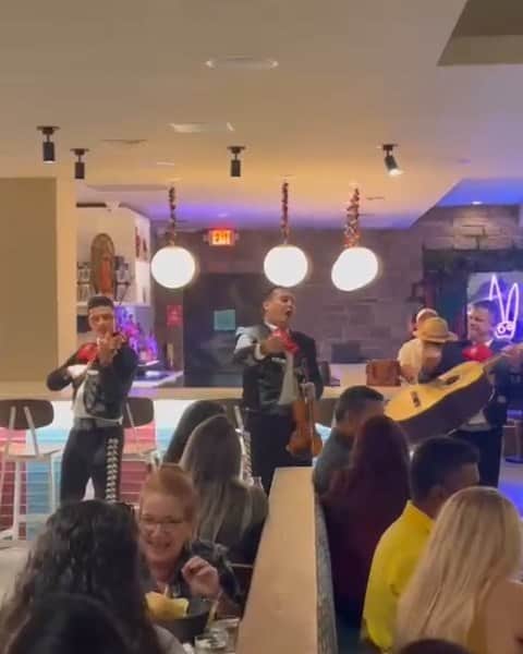 のインスタグラム：「Jueves de Mariachis desde las 7pm. Hoy y todos los jueves tendremos los mejores Mariachis de la ciudad, excelente ambiente, insuperables tragos y por supuesto buena comida!  Los esperamos.  Recuerden que tenemos Happy Hour todos los días hasta las 7pm y los miércoles el Happy Hour es hasta que cerremos.  #miami #miamifoodie #doralrestaurants #doral #doralmiami #chabellarestaurant #chabellamiami #chabellamexicanfusion」