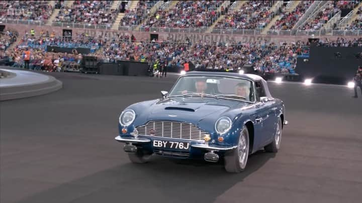 クラレンス邸のインスタグラム：「Still getting better with age… 🚙  The Prince and The Duchess made their entrance to the Opening Ceremony of @BirminghamCG22 in His Royal Highness’s Aston Martin, which runs on a by-product of wine and cheese. 🍷🧀」