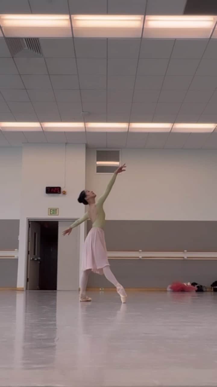 のインスタグラム：「Getting ready to dance my favorite pas de deux 💛 @kekelindo @despertaresmex   チャイコフスキーパドドゥ。  #ballet #ballerina #ballerinalife #happy #happiness #dance #art #幸せ #バレエ #バレリーナ #rehearsal #work #travel #travellife #giglife #summer  #gala」