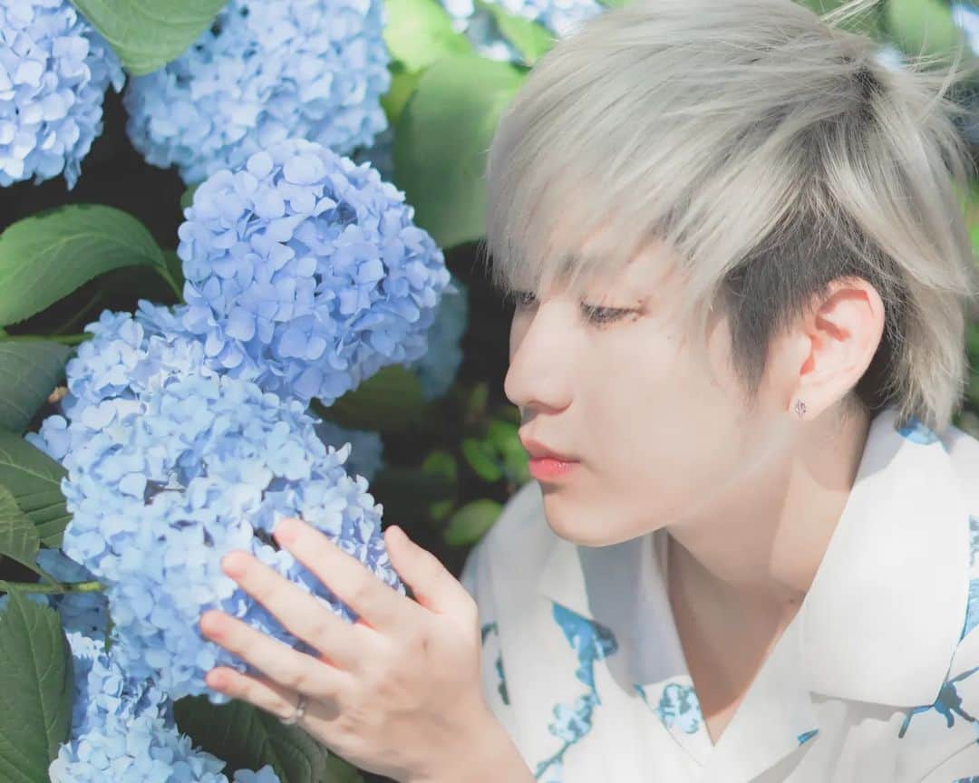 おってぃーさんのインスタグラム写真 - (おってぃーInstagram)「あじさいの花が青いってことはここの土壌は酸性か、、、と考えているとかいないとか #いんてぐらむ」7月29日 19時47分 - ot_integram