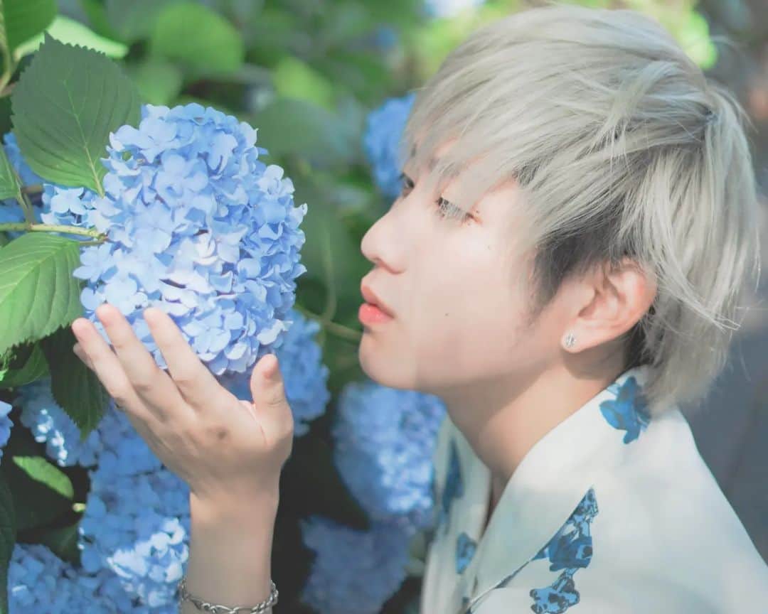 おってぃーさんのインスタグラム写真 - (おってぃーInstagram)「あじさいの花が青いってことはここの土壌は酸性か、、、と考えているとかいないとか #いんてぐらむ」7月29日 19時47分 - ot_integram