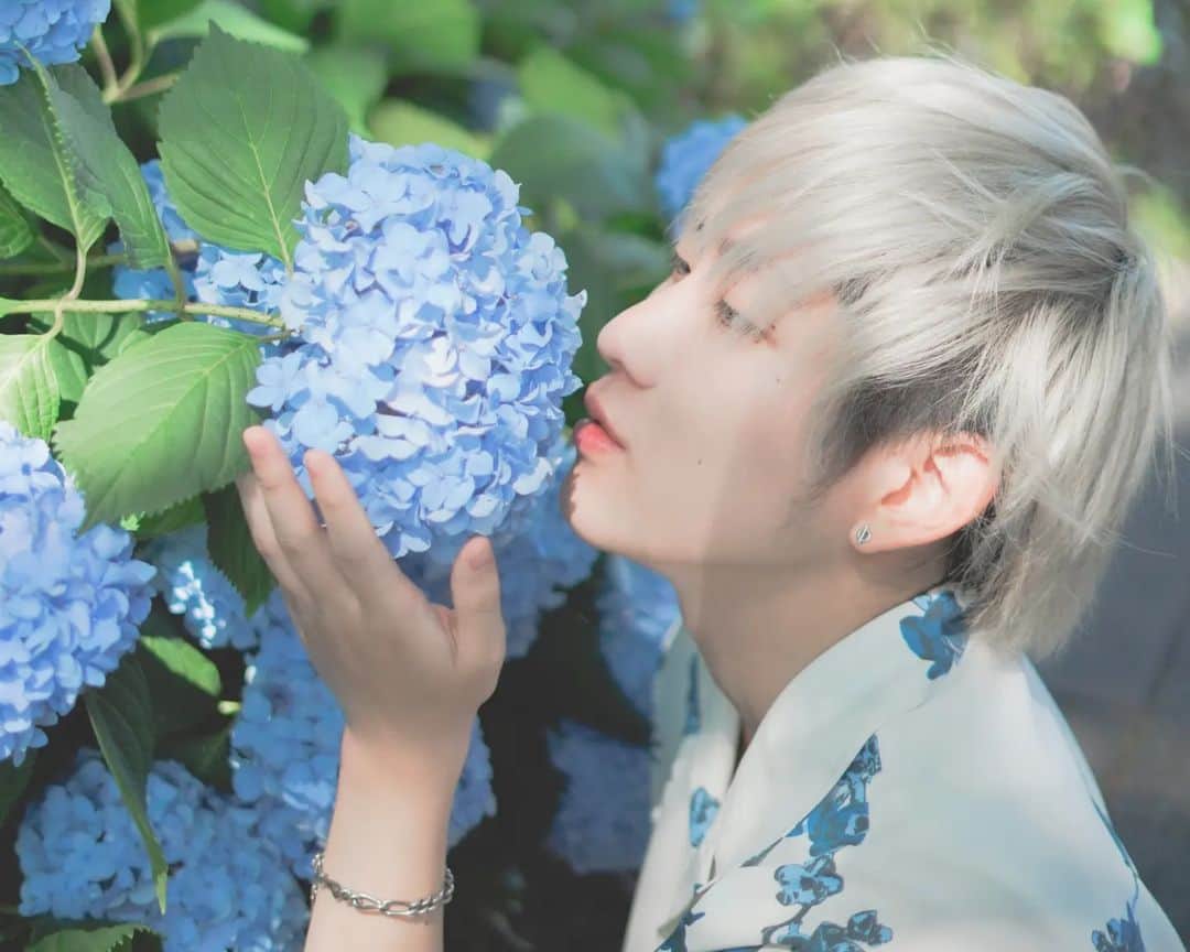 おってぃーさんのインスタグラム写真 - (おってぃーInstagram)「あじさいの花が青いってことはここの土壌は酸性か、、、と考えているとかいないとか #いんてぐらむ」7月29日 19時47分 - ot_integram