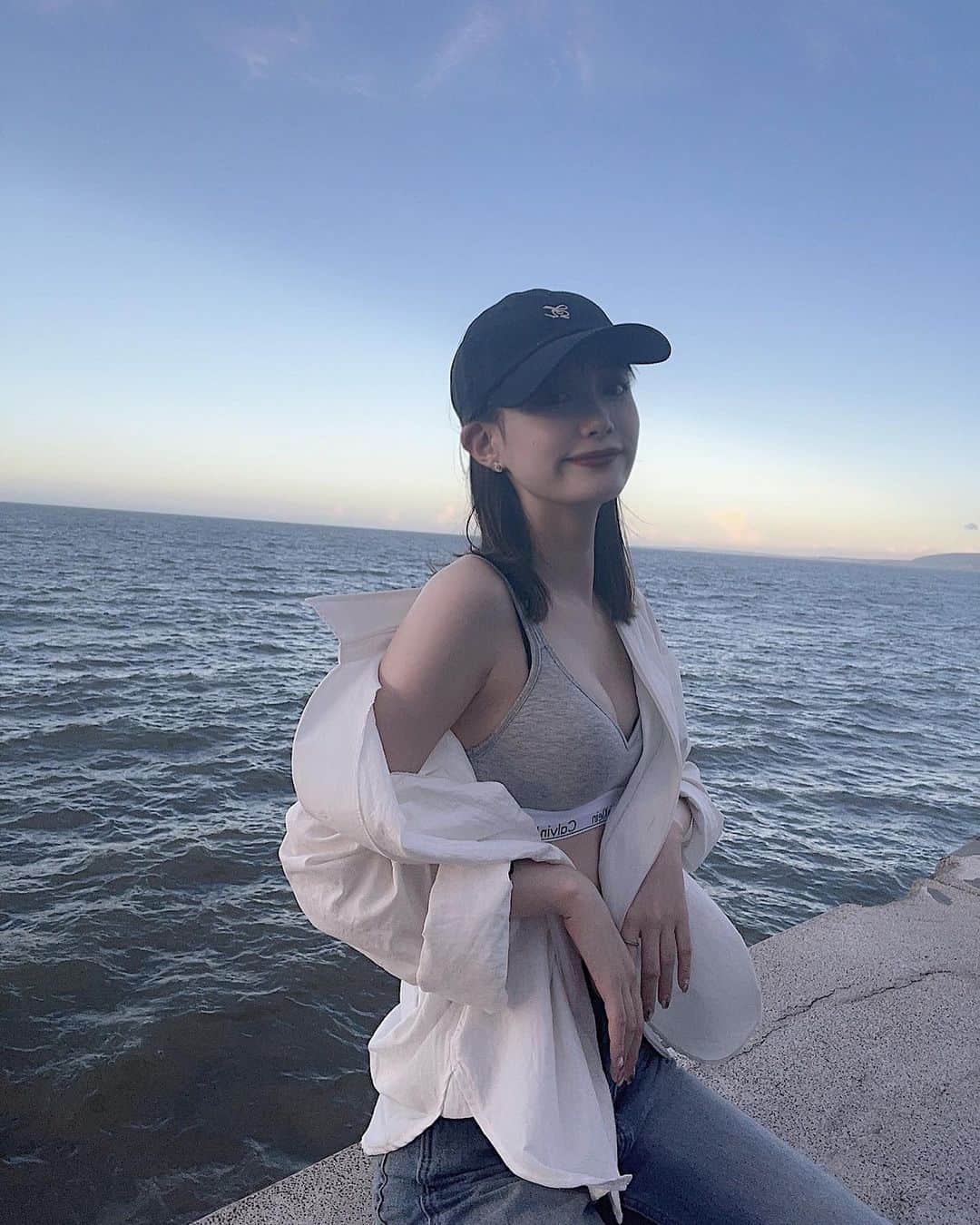 中野妃菜のインスタグラム：「sea .❤︎ 海ラフコーデ☺︎ #ootd #sea #pacificdrivein #calvinklein」