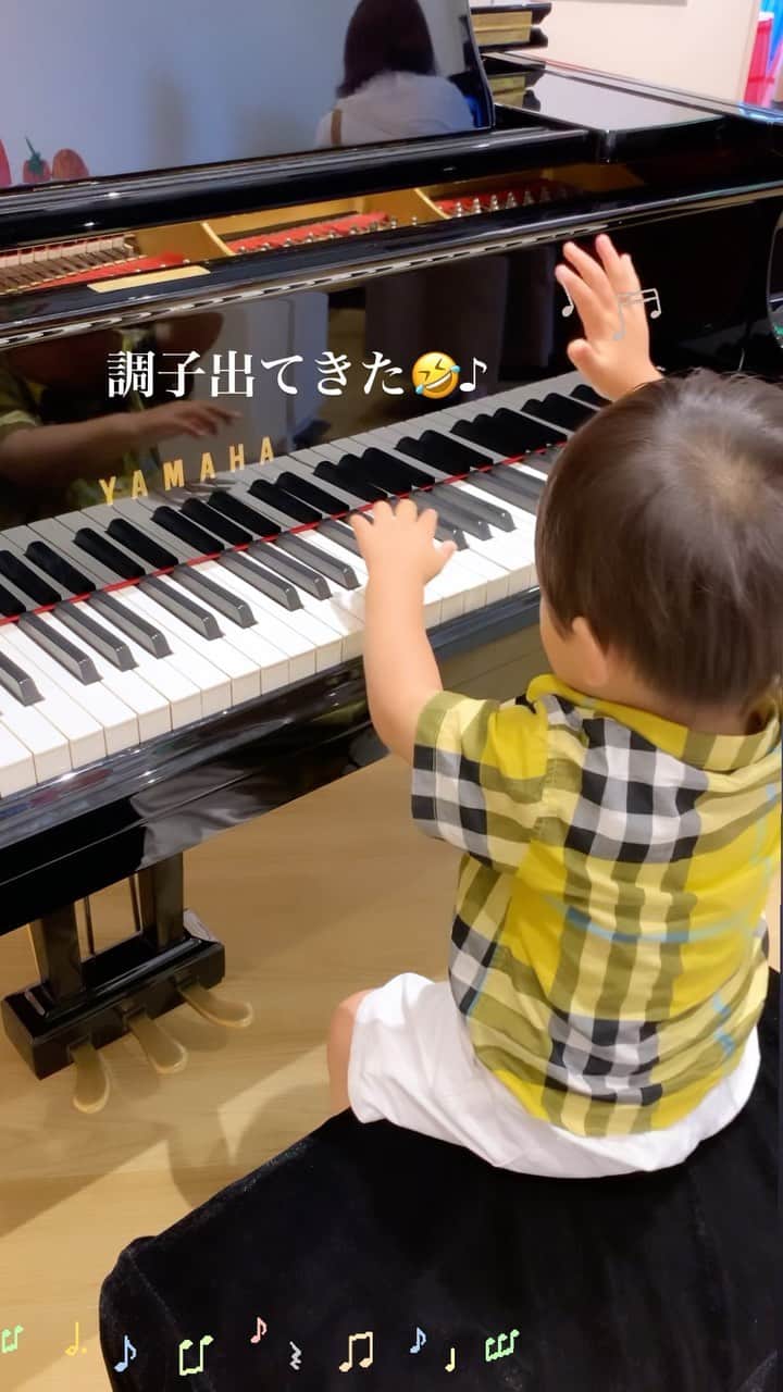 吉村優のインスタグラム：「何かとピアノに興味があるボク👶🏻 鍵盤の叩き方も黒鍵を使う感じも 才能あるかな🤔（親バカ笑😂） いちいちお尻フリフリして リズムに乗っているところが 微笑ましい😘  #子供の才能の見つけ方 難しい #習い事デビュー 悩み中 #baby #babyboy #boy #piano #music #pianist  #男の子ベビー #男の子 #ピアノ #1歳児 #1歳半 #男の子ママ #習い事 #ノリノリ」