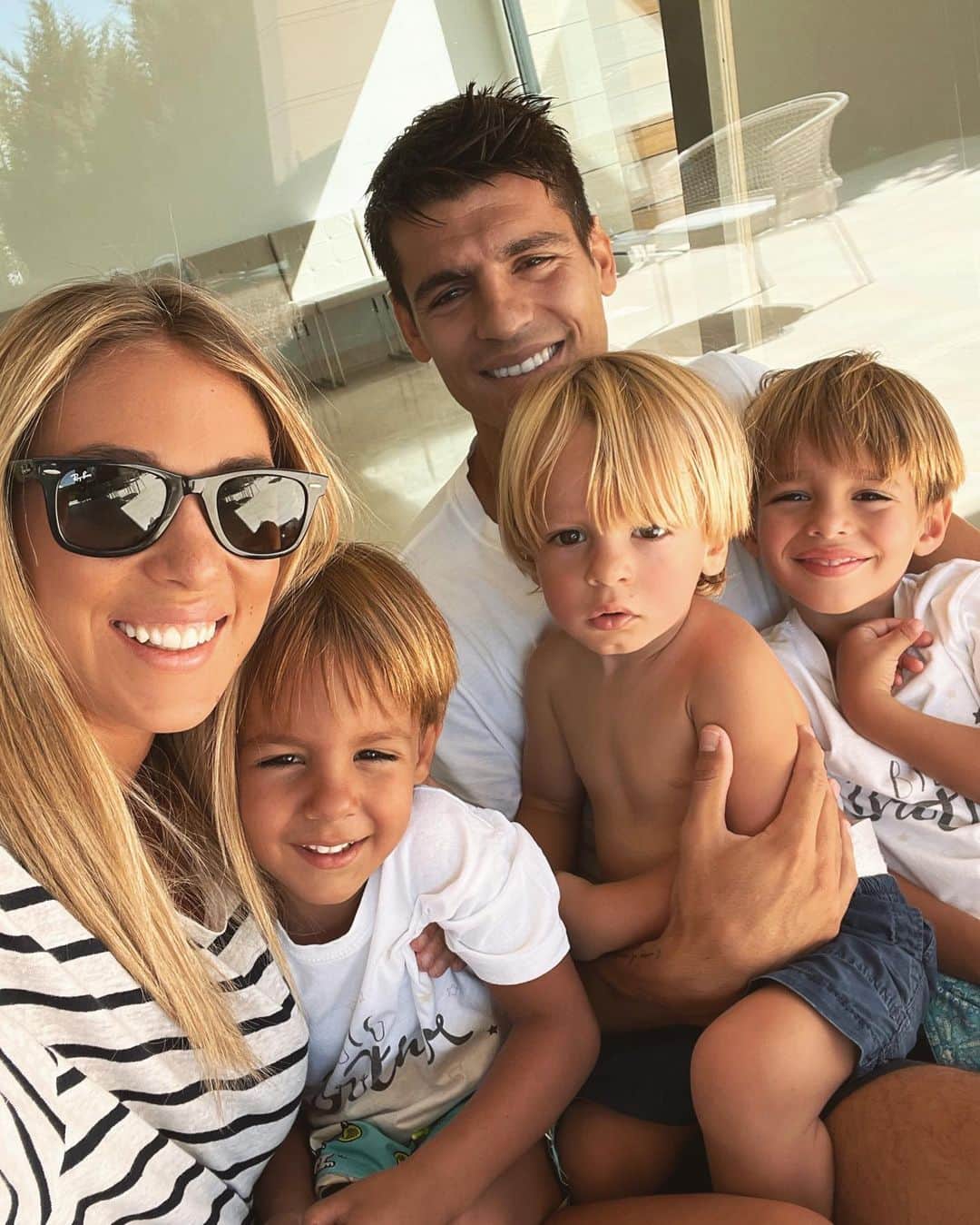 アルバロ・モラタのインスタグラム：「Tanti auguri amori nostri, siete la nostra vita. Grazie per averci reso la mamma e il papà più felici del mondo. Vi amiamo  4 anni 🎉❤️」