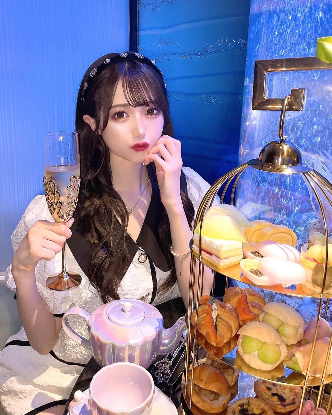 田口未彩のインスタグラム：「🤍  新宿三丁目にある、 【アクアリウムダイニングJeMare ‐ジェマーレ‐】に、 お友達と行ってきた🤍  目の前にお魚泳いでて 美味しいシャンパンに紅茶、 アフタヌーンティーに 癒されまくった〜🍸  .」