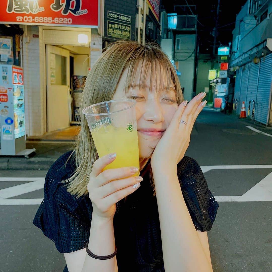 いとくとらさんのインスタグラム写真 - (いとくとらInstagram)「⠀ 🍺⠀ ⠀ 友達にお祝いしてもらって上機嫌の私⠀ からの充電切れ🪫 ...