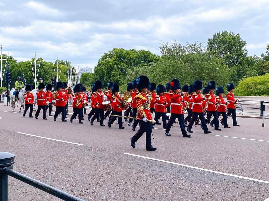 畑田亜希のインスタグラム：「ずっと見てみたかったバッキンガム宮殿での衛兵交代式 💂🏻‍♀️  感動する反面、暑さで大丈夫なのか心配でした🥺あの大きなクマ皮の帽子とか絶対暑いはず、、💦  でも赤いジャケットに大きな帽子は可愛かった❤️演奏も素敵でした🎺  #2022 #london #unitedkingdom #bakingampalace #summerholiday #バッキンガム宮殿 #イギリス #ロンドン」
