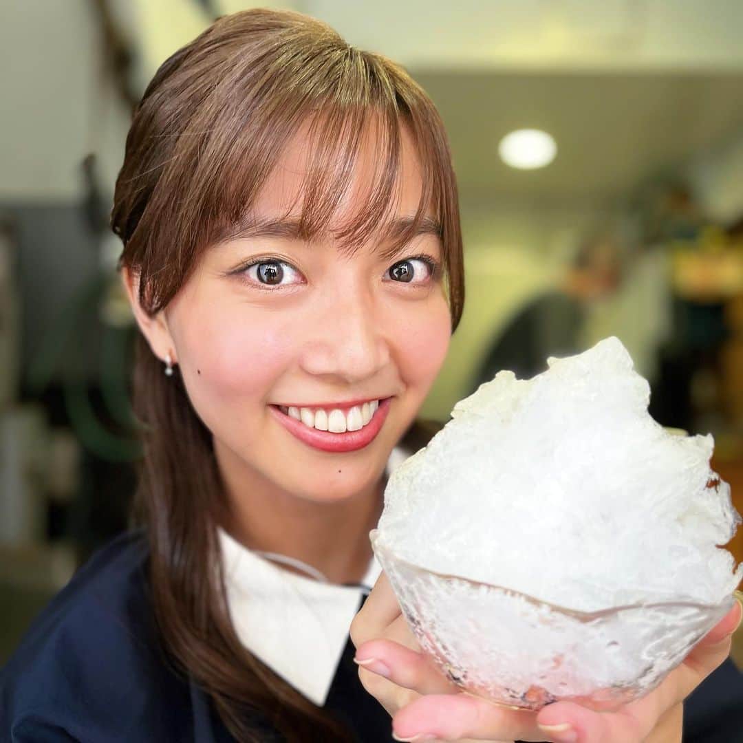 のインスタグラム：「. 今朝のZIP!は、氷の卸業者さんから生中継でした📡 . 私がいくら動かそうとしてもびくともしない大きな氷の塊(写真はこれでも4分の1くらい)が、私たちの元に届くまでにこんな作業が行われてるんですね🧊 . 今日みたいに暑い日はかき氷食べたくなる〜🍧 . . 衣装 tops… @dressterior_official  pants… @indivi__official  shoes… @grove_jp  . . #zip #生中継 #中継 #氷 #カキ氷 #かき氷 #職人技」