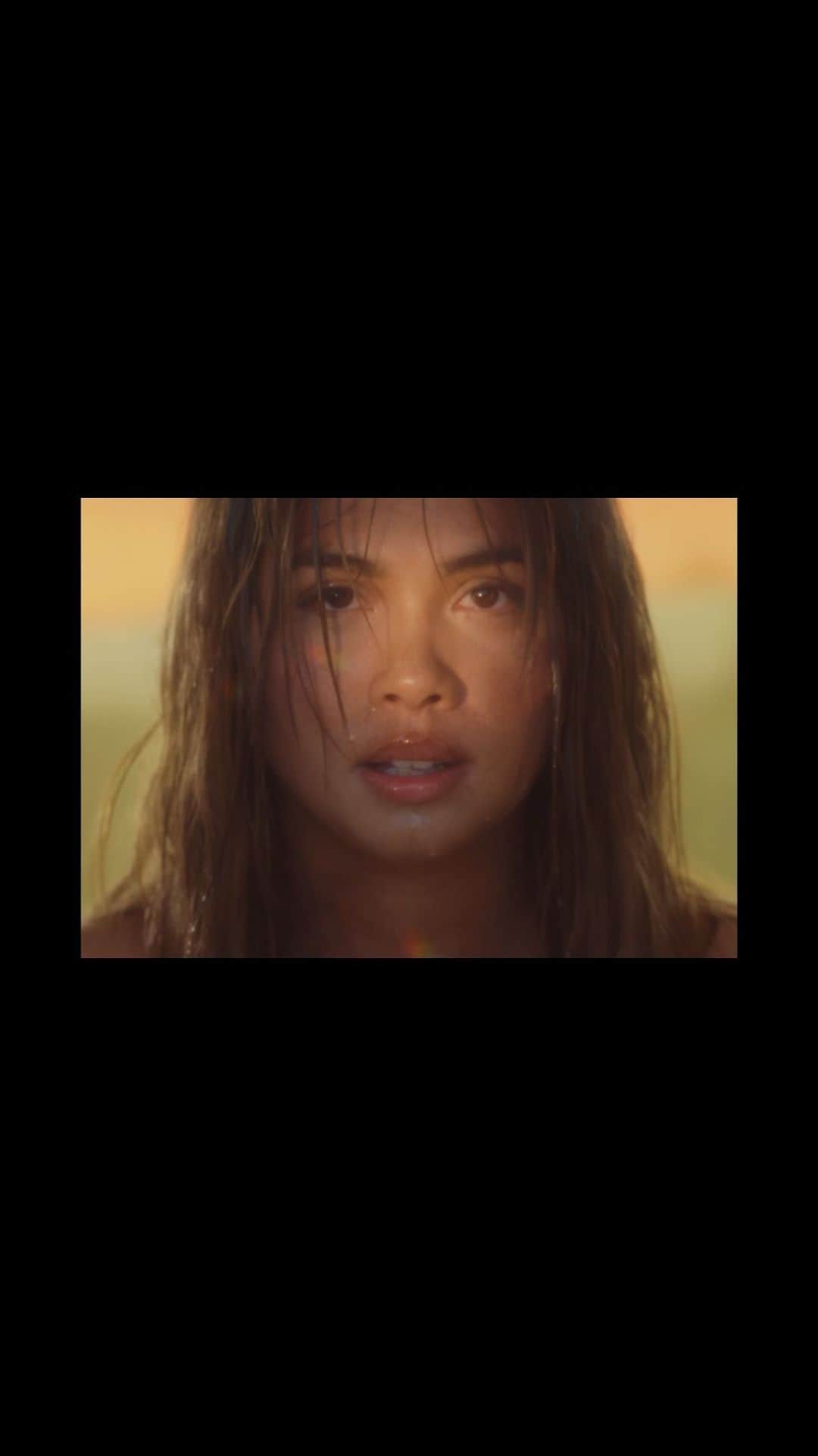 ヘイリー・キヨコのインスタグラム：「MY SOPHOMORE ALBUM IS OUT NOW!!! GO LISTEN !! STREAM !! BLAST IT ON THE ROOFTOPS & IN YOUR CAR!! I LOVE YOU ALL SO MUCH! LET THE NEW ERA BEGIN !! 😭😭😭😭 (full video link in bio)」