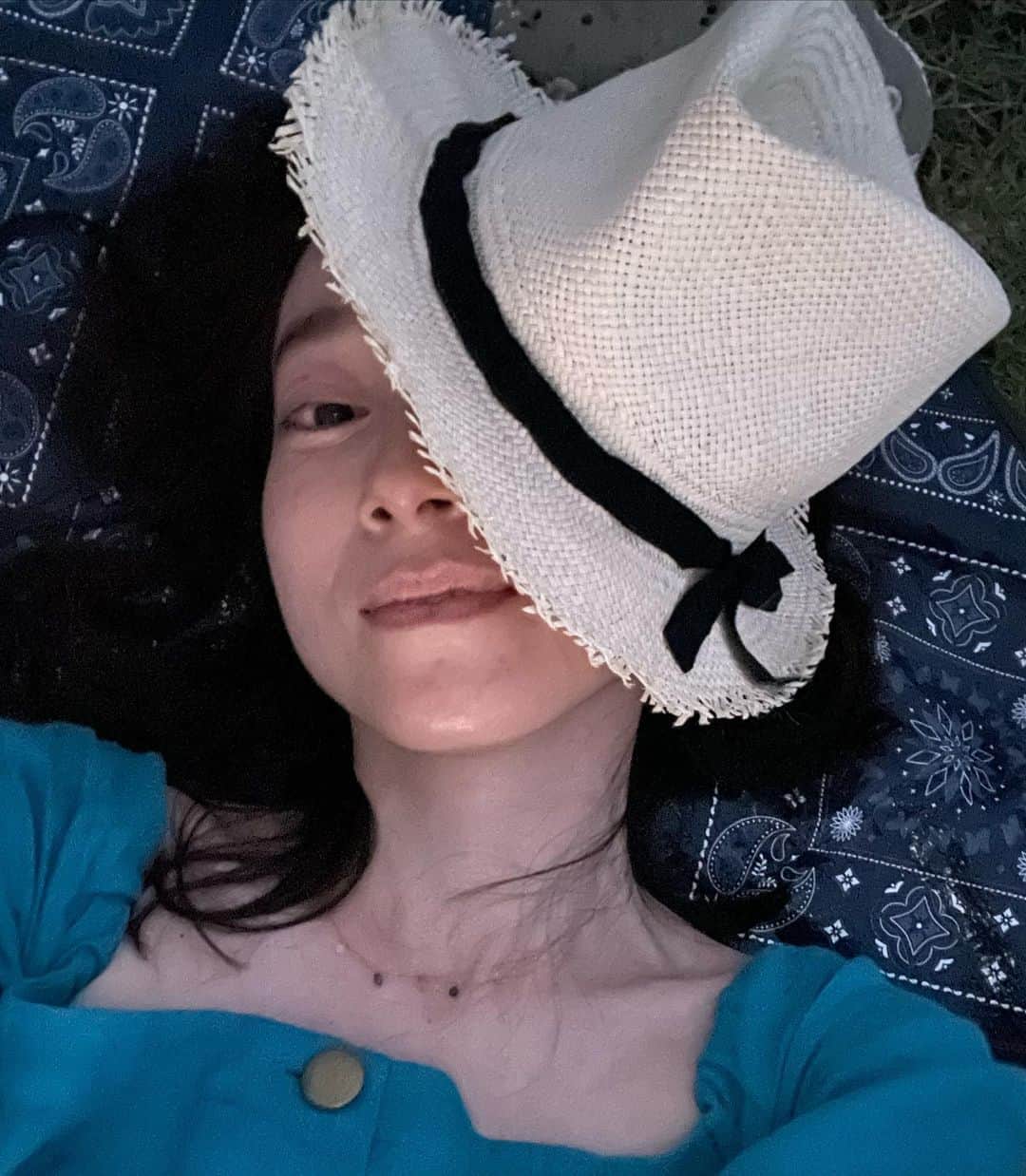 小橋めぐみのインスタグラム：「🎆  寝転んで、花火を待つ。 吹き抜ける海風が、優しく、心地よく。 BGMは、子供の笑い声と、四方山話🤭  #花火大会」