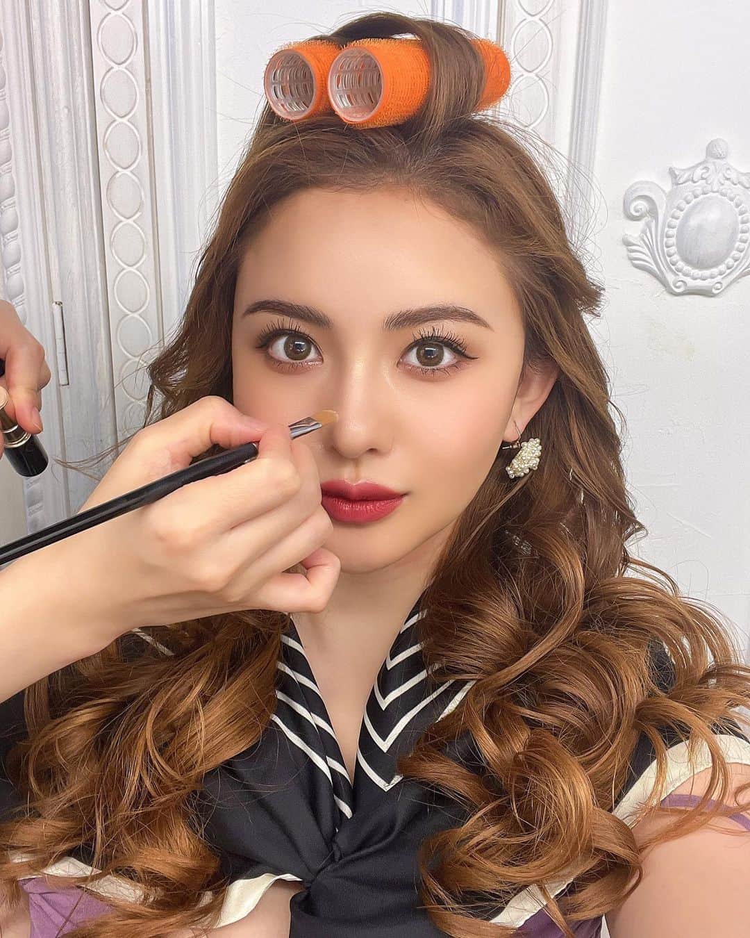 のインスタグラム：「💛Make Up💋 お仕事メイクは、いろんな自分になれるからスキ✨  長年スーパーロングだった髪の毛を 30センチほどカットして、 (それでもまだまだロングだけどw) ハイライト入れて  全体的に明るくトーンアップ🌟 夏のイメチェンで大満足💓☺️  切り始めたら もっと切りたくなり… 来月もう少し切りたいなあ😚💇🏼‍♀️  天才 @ken11rollen さん💈 いつもありがとうございます😆🤲  #hairstyle #work #美容室 #haircolor #selfie  #japanesegirl #hair」