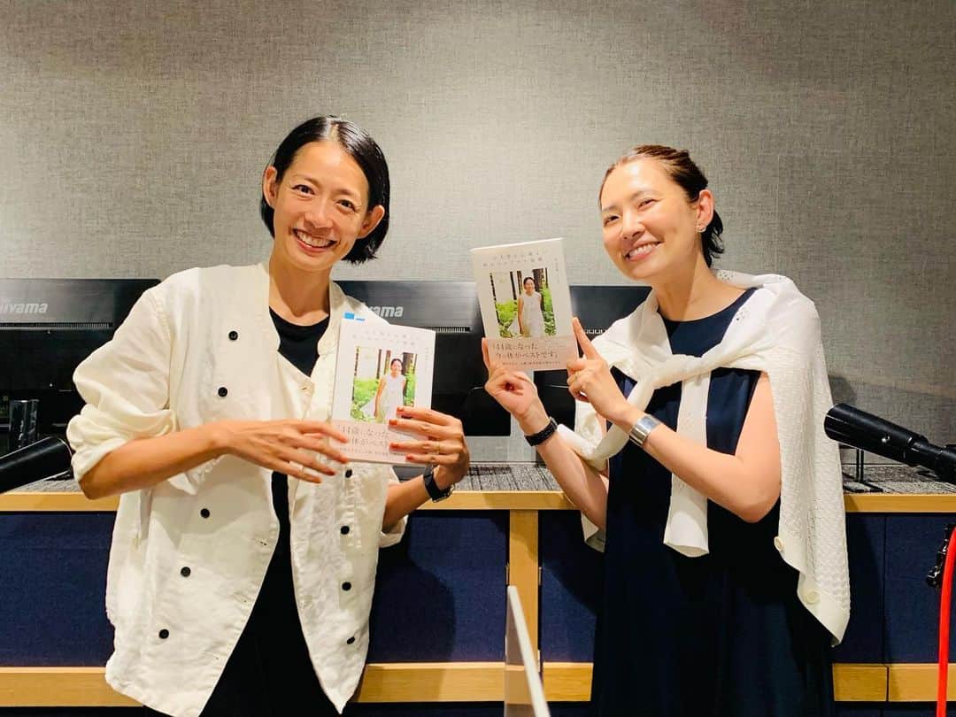 原沙知絵のインスタグラム：「大好きなハマジがパーソナリティーをつとめるラジオ @curioushamaji にお邪魔してきました！ プライベートもお仕事も、なんでこんなに穏やかにかっこよくこなせるのだろうか。声のお仕事するハマジの姿を目の前でみれて痺れました！ 明日7月30日(土)、8月6日(土)の全2回、バリバリプライベートなお話しや、書籍作りについてなどトークしています！ ハマジありがとう！楽しかったー。 bayfmで11時〜。radikoで全国で聞けますので、皆様聞いてください。  #キュリオスハマジ #心も体も心地よい私のセルフケア習慣 #ラジオ @bayfm_official」