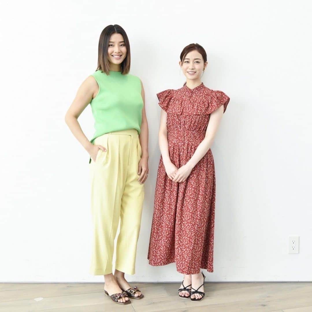 のインスタグラム：「すみれさんと♪ @cosme TOKYO で公開収録したラジオ『FIND my BEAUTY』♪とうとう最後のゲスト出演です!  あさって7/31(日)あさ9時〜  すみれさん&広海さんのおかげでどんどんスイッチが入って、深く話したくなって語ってしまった部分も…あるかと思いますσ(^_^;)  よかったらお付き合いください♪  #findmybeauty #kose #すみれ #広海 #美 #美容 #新井恵理那 #centforce」