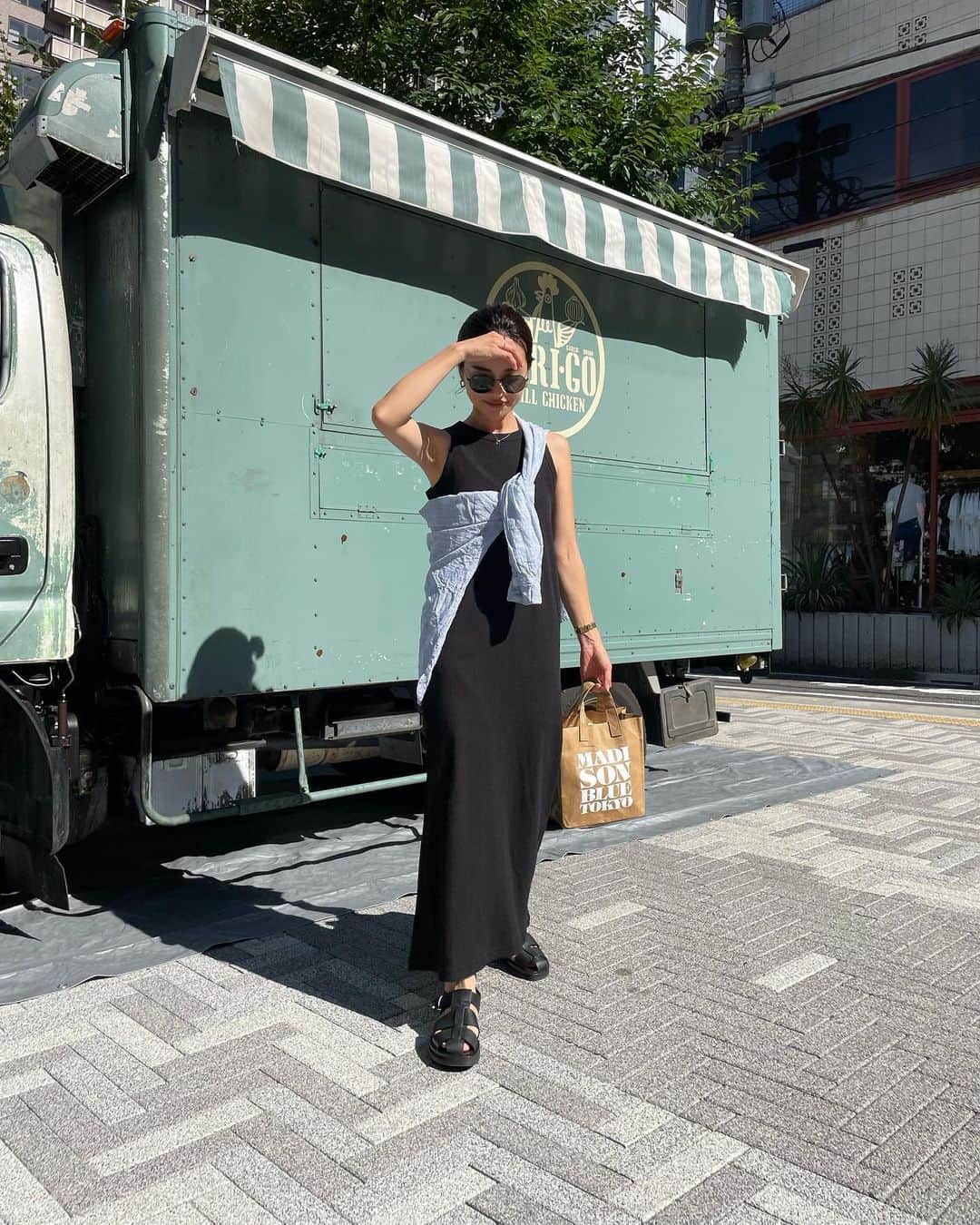 のインスタグラム：「久々に渋谷を歩いたら、お洒落なスポットが沢山あって、若者たちが色んなところで写真撮ったり、デートしてた。  息子達も渋谷で遊んだりするのかな。なんて思った母でした。  #ワンピ  @arholiday  #シャツ @searoomlynn_official  #sunglasses @rayban  #bag @madisonblue_official  #sandals @therow  ・ ・ ・ #searoomlynn #therow #maisontherow #rayban  #auntierosaholiday #ママコーディネート #ママコーデ」