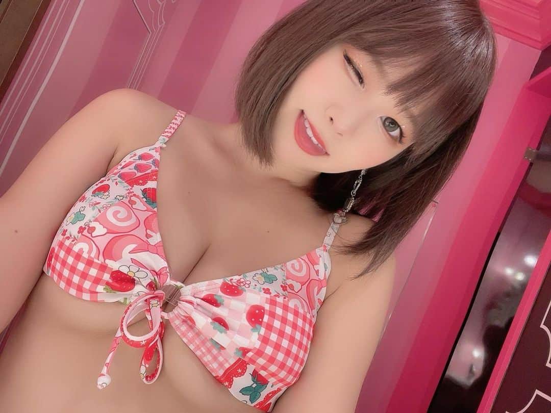 えれなのインスタグラム：「はなのきんよーび💓  #バーレスク大阪#バーレスク大阪えれな  #バーレスク#バーレスク東京 #北新地#大阪観光  #ショートカット  #ショートヘア#ショートヘアー女子  #童顔女子#ロリ#キャバ嬢 #アイドル#ショークラブ #ロリ巨乳#ショーパブ #グラビア撮影 #ロリ顔 #大阪#梅田#ショートヘアー  #グラドル自撮り部 #童顔巨乳 #エンタメ活動を止めない  #burlesque#burlesqueosaka #burlesquetokyo#gravureidol  #gravure#japanesegirl」