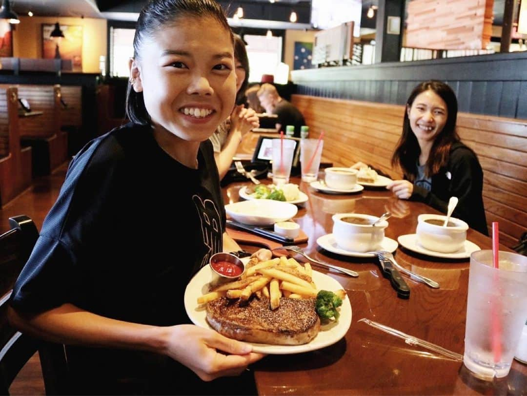 萩谷楓さんのインスタグラム写真 - (萩谷楓Instagram)「・ 🍩と🥩と🍔と。    #voodoodoughnuts   #outbacksteakhouse   #killerburger」7月29日 15時53分 - hagichan1010