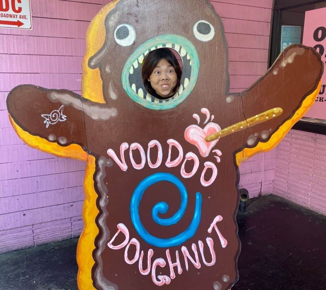 萩谷楓さんのインスタグラム写真 - (萩谷楓Instagram)「・ 🍩と🥩と🍔と。    #voodoodoughnuts   #outbacksteakhouse   #killerburger」7月29日 15時53分 - hagichan1010