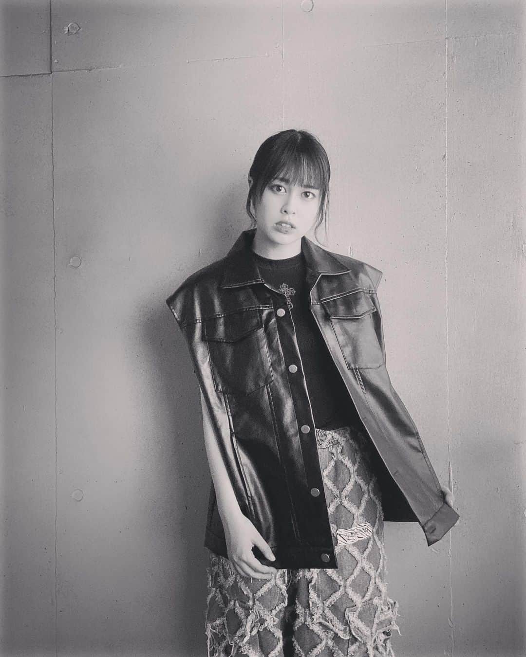 鈴木あゆのインスタグラム：「夏なので袖少なめ！！！！！  🌞🌞🌞🌞  上下お気に入りのお店で買った服です❤️‍🔥❤️‍🔥  #アプガ #今回は古着無し #アイドル #ファッションコーデ」