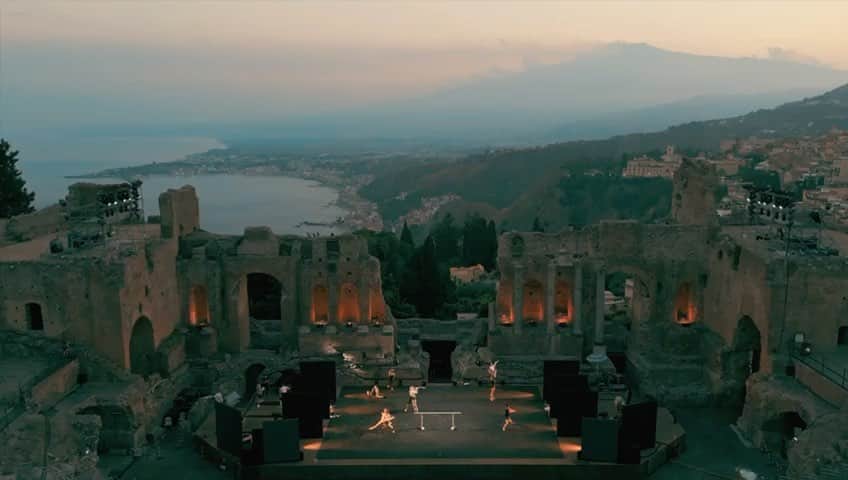 ロベルト・ボッレのインスタグラム：「Il Teatro Antico di Taormina, uno dei teatri più magici e spettacolari al mondo, stasera sarà il palcoscenico dell’ultima data di questo lungo tour estivo di #robertobolleandfriends  #summertour #bolletour2022  Quanta arte, storia e bellezza sono racchiuse in questo luogo…❤️ 📸 @dancersdiary   @nicolettamanni @timandrijashenko @__melissahamilton @melnik_tanya88 @michalkrcmarofficial @brahmachicken @casiavengoechea @nicola_del_freo @ermeneleutico」