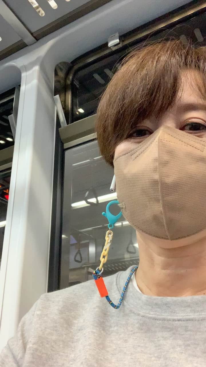 パク・ミソンのインスタグラム：「와  지하철  시원하다  . 더위  조금만  참자 !!!!」