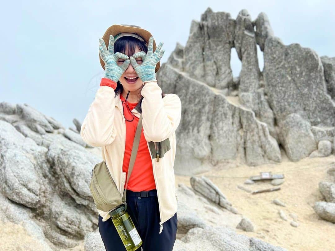 のインスタグラム：「燕山荘の館長さんの言葉を自分なりに噛み砕いてずっと反芻してる…👓 宇宙の中の小さな小さな星、木だって石だって同じものは一つも無い、勿論人間も… 少しでも見方が変われば、あらゆるものが愛おしくなって、自分にだって優しくなれる🌱 沢山の流れ星に祈ったのは、この地球に流れる時間がただ平和である事です #燕岳 #燕山荘 #めがね岩 #ご来光 #星空 #高山植物 #チングルマ #コマクサ #高山植物の女王 #槍ヶ岳 #岩ひばり #岩雲雀」