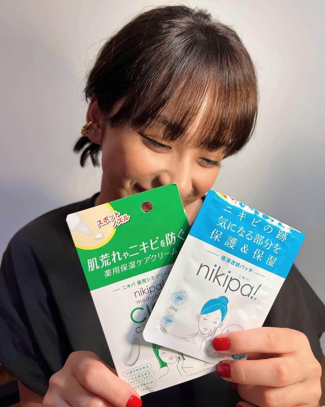 平祐奈のインスタグラム：「🪸🪸🪸  もう毎日暑すぎて汗が3㍑くらい出てる気がする🫠 マスクの中でもお肌が疲れて油断するとプツプツが 出来てしまいます。。  でもこのシカクリームをスキンケアにプラスするだけで 肌が保湿されてニキビ予防にもなるので最近の スキンケアのマストアイテムです！  あとね、 日焼けした肌の火照りにもいいんだって！ 私は化粧水のあと顔全体塗ってるんだけど 伸びも良いしツヤがでて肌がもちっとなる感じが凄くいい！  ニキビ予防にもなるし、 荒れてきたらピンポインで 集中塗りしても良いし！  あとニキパは旅先にも必ず持っていきます！ プチッと出来たらすぐ貼って 刺激にならないように守ってくれます🤭  クリームもコンパクトで嵩張らないから 旅先では体にも塗ってました！ どちらも本気でおすすめです！！🫶   #ニキパ薬用シカクリーム #ニキパ #nikipa #プツプツ対策 #ニキビ予防 #コスメ紹介 #PR」