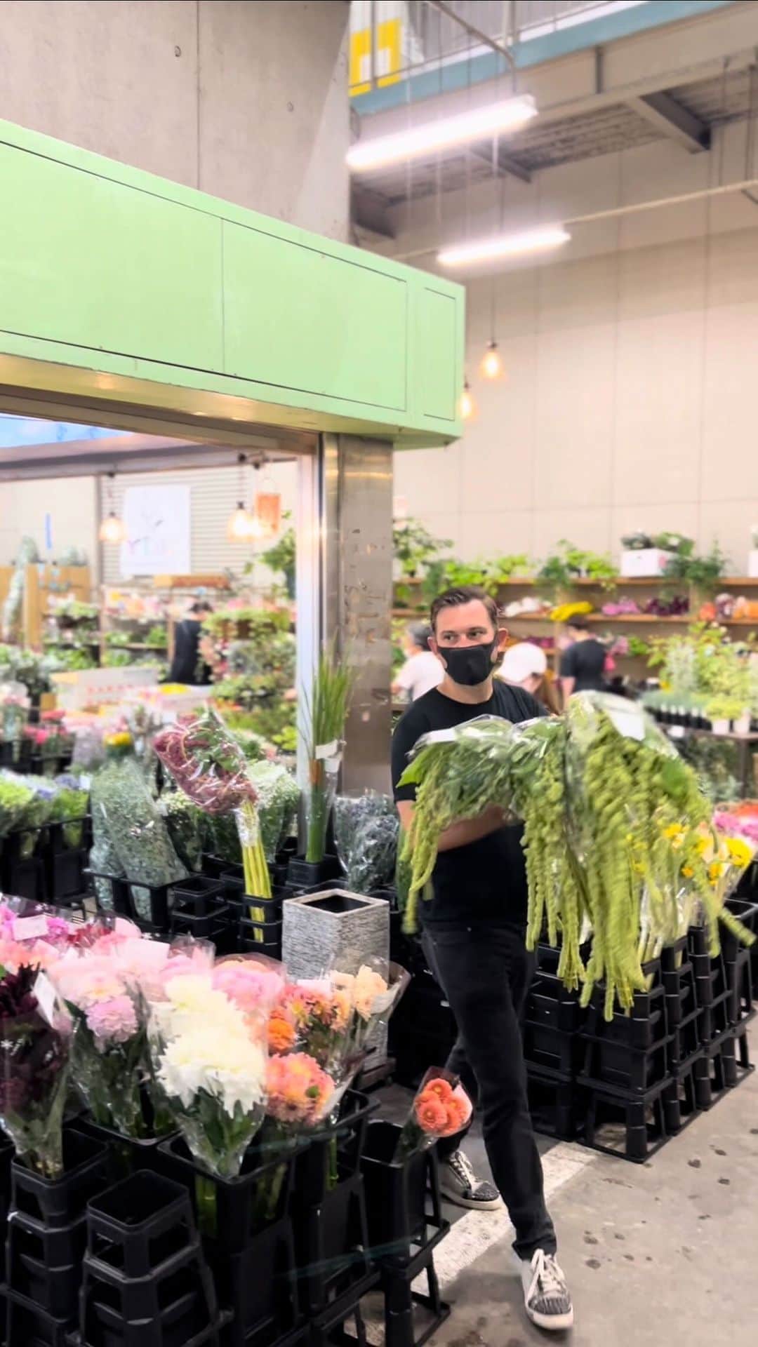 のインスタグラム：「Friday Flowers 💐 Join me on one of my visits to the Tokyo Flower Market!   #nicolaibergmann #flowerdesign #floralart #ニコライバーグマン #フラワーデザイン #니콜라이버그만 #꽃다발 #blumenkunst #artefloral #цветочноеоформление」