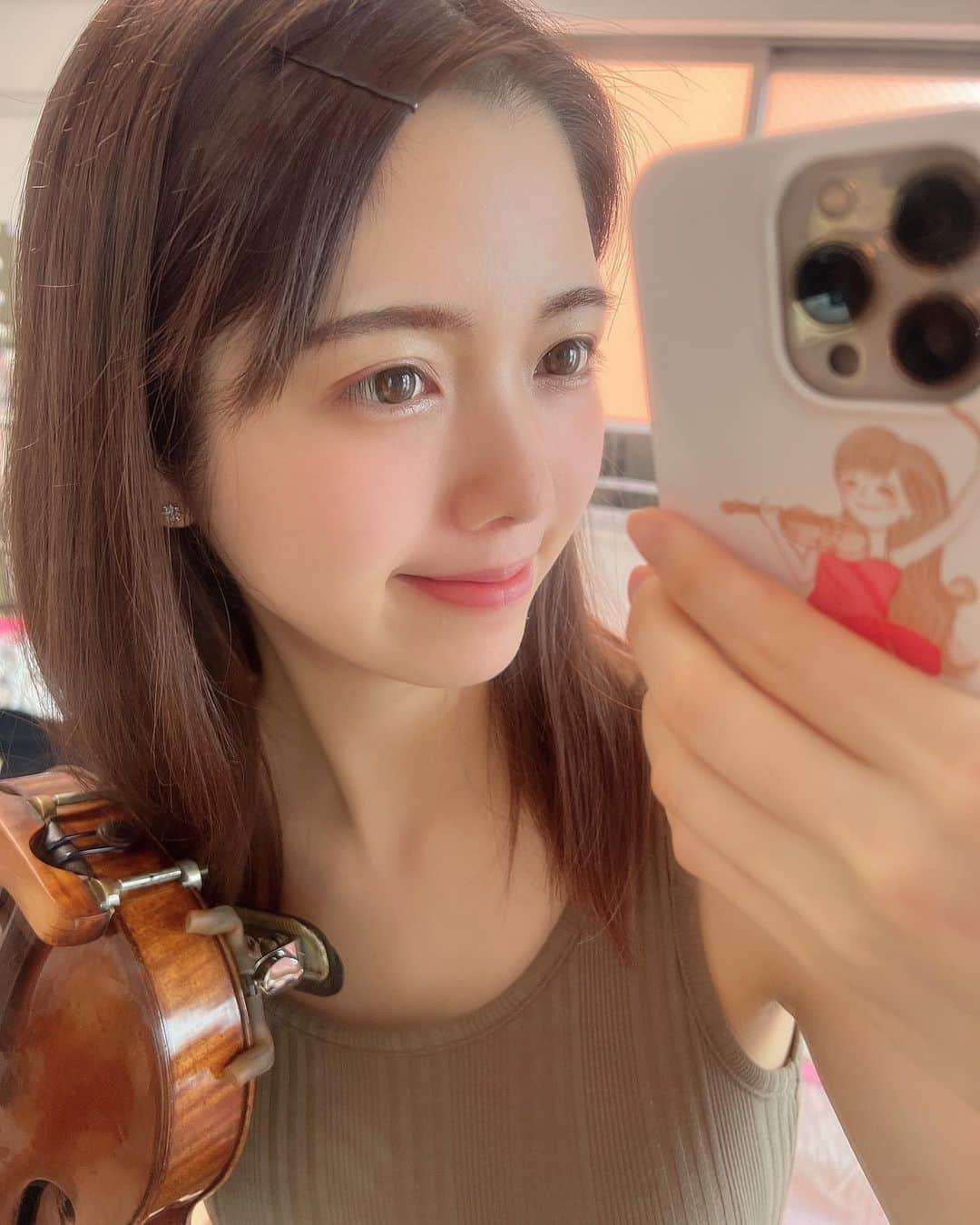 高木凜々子のインスタグラム：「🎻☀️🌻❤️‍🔥 ⁡ ⁡ 夏だな〜 外にいると溶けそうなので 家の中に引きこもってしまう… ⁡ 溶けてないで練習がんばります🫠🫠🫠笑 ⁡ ⁡ #violin #selfie #summer」