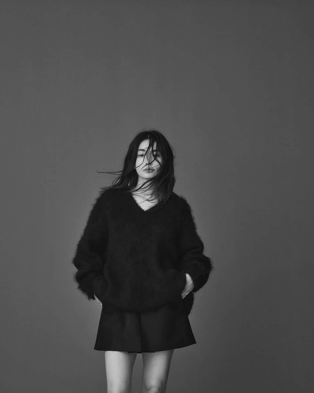 のインスタグラム：「2022AW  [KYOKO HASEGAWA × Whim Gazette 3rd COLLECTION]  先行予約スタート 8/1 12:00〜  どんな服を着るかで、気分だけでなく、キャラクターさえも少し変わったりすることが楽しい。 そんな自分を俯瞰で見てクスッと笑ってみたり。　  そんな遊びが出来る。 やっぱりファッションが好きです。　  ウィムガゼットのオンラインストアで8/1 12:00〜予約開始です。  #whimgazette#ウィムガゼット#3rdcollection#autumnwinter#2022aw」