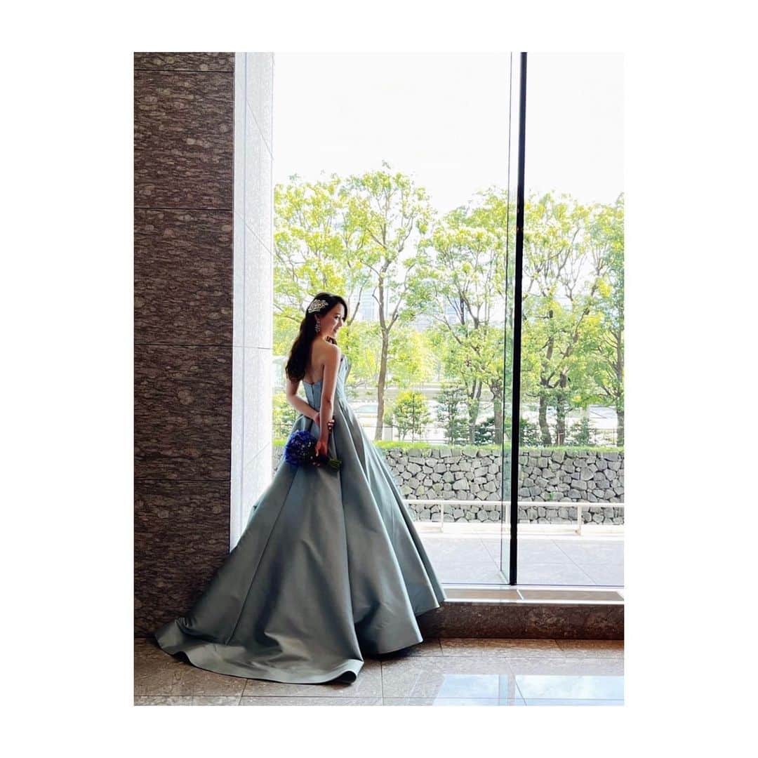 阿井莉沙のインスタグラム：「先日、無事に結婚式を迎えることができました✨  2度の延期を経て、ようやく辿り着きました😂  ファン感の翌日ということもあり、日焼け対策は頑張りながらも、大切な日を迎える前に、大好きな場所である等々力で、フロンターレの最高のイベントで皆さんと笑顔の時間を共有でき、パワーをもらい臨めたことは、私にとっては最高な二日間でした☺️💙  結婚式については、また写真が届き次第ゆっくりレポートしたいと思います😊  お色直しのドレスは、迷わずフロンターレブルーをセレクトしました☺️ 色んな色も着て見たのですが、やっぱり水色が一番気持ちが高まりました😂💙  また気持ちを新たに頑張っていきます😎👍  #結婚式 #bluedress #frontale  #somethingblue #wedding #bride」