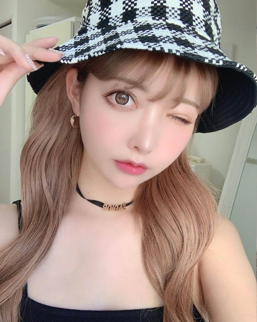 のインスタグラム：「このチェック柄の バケハ可愛すぎたよ🥹💓 (@roseaura131 )のだよ！  生地もかなりしっかりだし モノトーンコーデとかに 合わせたら映える🤣💓 かなりお気に入り過ぎるよ🫰  #バケハ#バケットハット#カジュアル#カジュアルコーデ#バケハコーデ#自撮り#セルフィー」