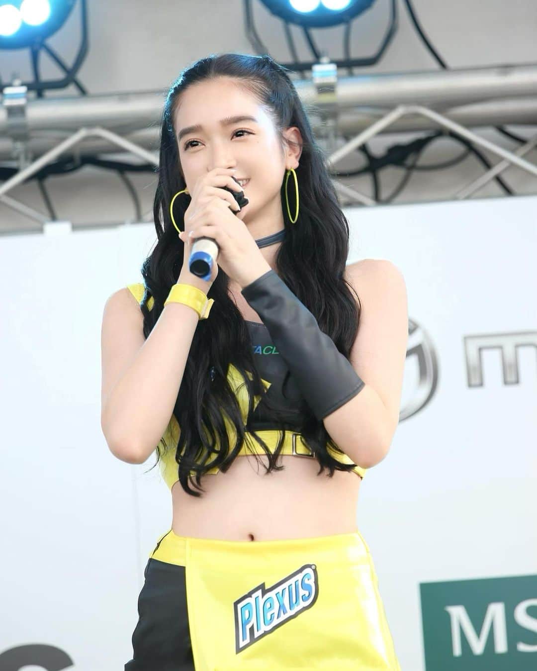 太田麻美のインスタグラム：「明日からは、スーパー耐久Rd,4オートポリス🏁✨ 今日から前乗りで出発です✈️  前回に引き続き優勝を目指して、私達と一緒に888号車Grid Motorsportの応援を宜しくお願いします💛🖤  【7/30(土)予選日】 10:20-10:40 フリー走行 11:45-12:35 ピットウォーク 14:20-14:35 予選A Dr 15:25-15:35 予選B Dr 15:50-16:10 予選C Dr 16:25-16:45 予選D Dr 15:10-15:20 チームPRステージ  【7/31(日)決勝日】 8:00-8:30 フリー走行 8:45-9:40 ピットウォーク 10:00-11:00 スタート進行 11:00-16:00 5時間耐久レース決勝 14:25-14:35 チームPRステージ 16:00- 暫定表彰式  @plexusjapan  @catacleanjapan  @grid_motorsport  @smartvision.kk   #supertaikyu #racqueen #rq #gridmotorsport #s耐 #レースクイーン #オートポリス」